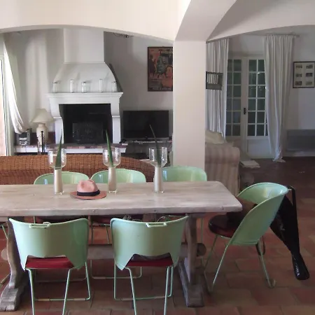 La Capilla Saint Tropez فيلة *